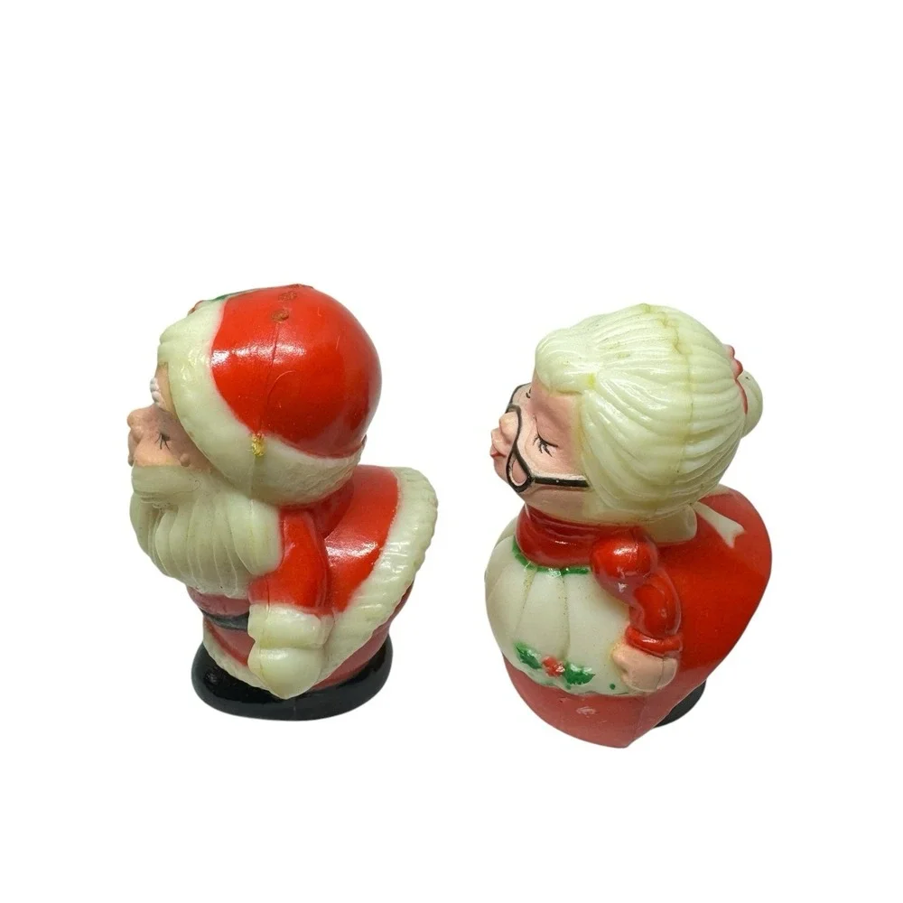 Vintage Santa & Mrs Claus Kissing Salt‎ & Pepper Shakers Christmas Hard Plastic